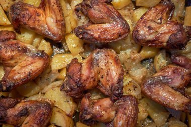 Tavuk yemeye ve tatmaya hazır.