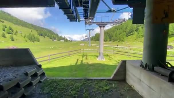 Télésiège Dans Les Alpes Suisses Journée — Video