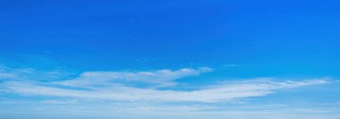 Mavi gökyüzünde hava bulutları. Havada mavi bir zemin. metin, tasarım, moda, ajanslar, web siteleri, blogcular, yayınlar, çevrimiçi pazarlamacılar, marka, model, animasyon için soyut biçim,