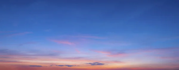 Morgonhimlen Såg Som Ljus Gyllene Himmel Soluppgången Dekorerad Med Moln Royaltyfria Stockfoton