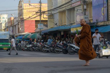 Hua Hin, Tayland - 15 Ekim 2020; Keşişler Hua Hin Gece Pazarı 'nın kesiştiği caddede yürürken muska takarlar.