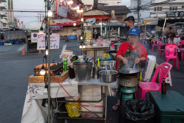 Aşçı Hua Hin Gece Pazarı Nda Walking Caddesi Nde Yemek — Stok fotoğraf