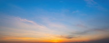 Sabah gökyüzü parlak altın bir gökyüzü gibi görünüyordu. Gündoğumu çeşitli şekillerde bulutlarla süslenir. Güzel görünüyor..