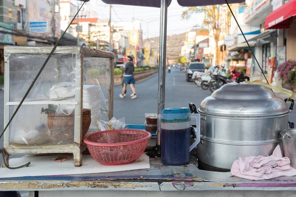 Sokakta Yürüyen Insanların Bulanık Geçmişine Sahip Bir Arabada Yemek Buharı — Stok fotoğraf
