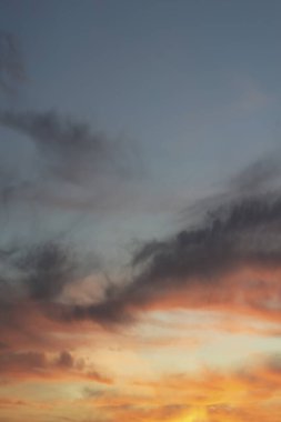 Sabah gökyüzü parlak altın bir gökyüzü gibi görünüyordu. Gündoğumu çeşitli şekillerde bulutlarla süslenir. Güzel görünüyor..