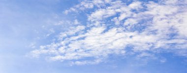 Mavi gökyüzünde hava bulutları. Havada mavi bir zemin. metin, tasarım, moda, ajanslar, web siteleri, blogcular, yayınlar, çevrimiçi pazarlamacılar, marka, model, animasyon için soyut biçim,