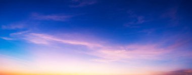 Sabah gökyüzü parlak altın bir gökyüzü gibi görünüyordu. Gündoğumu çeşitli şekillerde bulutlarla süslenir. Güzel görünüyor..