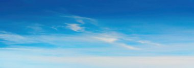 Mavi gökyüzünde hava bulutları. Havada mavi bir zemin. metin, tasarım, moda, ajanslar, web siteleri, blogcular, yayınlar, çevrimiçi pazarlamacılar, marka, model, animasyon için soyut biçim,