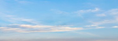 Mavi gökyüzünde hava bulutları. Havada mavi bir zemin. metin, tasarım, moda, ajanslar, web siteleri, blogcular, yayınlar, çevrimiçi pazarlamacılar, marka, model, animasyon için soyut biçim,