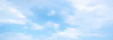 Bulutlu bulutlu, bulanık gökyüzü soyut tarzıyla.