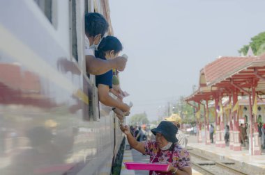 Annem 15 Ekim 2020 'de Hua Hin, Tayland' da trende yolculara mal satıyor.;