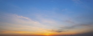 Sabah gökyüzü parlak altın bir gökyüzü gibi görünüyordu. Gündoğumu çeşitli şekillerde bulutlarla süslenir. Güzel görünüyor..