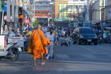 15 Ekim 'de Hua Hin Market, Tayland' daki Walking Caddesi 'nde çantalarında sadaka taşıyan rahipler. 2563;