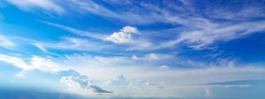 Mavi gökyüzünde hava bulutları. Havada mavi bir zemin. metin, tasarım, moda, ajanslar, web siteleri, blogcular, yayınlar, çevrimiçi pazarlamacılar, marka, model, animasyon için soyut biçim,