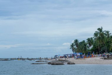 Tayland 'da 2019 sayılı Cowid virüsünün kilidini açtıktan sonra sahilde tatil..