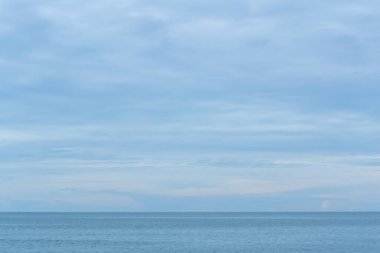 Tayland 'da Covid virüsü 2019' un kilidini açtıktan sonra sahilde tatil.