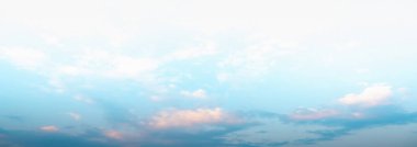 Sabah gökyüzü parlak altın bir gökyüzü gibi görünüyordu. Gündoğumu çeşitli şekillerde bulutlarla süslenir. Güzel görünüyor..