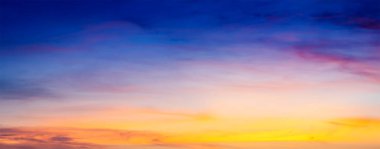 Sabah gökyüzü parlak altın bir gökyüzü gibi görünüyordu. Gündoğumu çeşitli şekillerde bulutlarla süslenir. Güzel görünüyor..