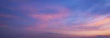 Sabah gökyüzü parlak altın bir gökyüzü gibi görünüyordu. Gündoğumu çeşitli şekillerde bulutlarla süslenir. Güzel görünüyor..