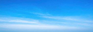 Mavi gökyüzünde hava bulutları. Havada mavi bir zemin. metin, tasarım, moda, ajanslar, web siteleri, blogcular, yayınlar, çevrimiçi pazarlamacılar, marka, model, animasyon için soyut biçim,