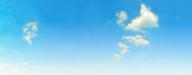 Mavi gökyüzünde hava bulutları. Havada mavi bir zemin. metin, tasarım, moda, ajanslar, web siteleri, blogcular, yayınlar, çevrimiçi pazarlamacılar, marka, model, animasyon için soyut biçim,