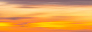 Sabah gökyüzü parlak altın bir gökyüzü gibi görünüyordu. Gündoğumu çeşitli şekillerde bulutlarla süslenir. Güzel görünüyor..