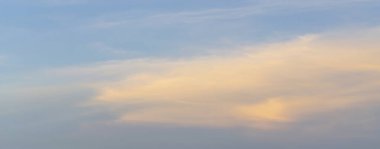 Gökyüzü güneş ışığına sahiptir, gökyüzü mavidir, küçük ve büyük bulutlar vardır, güneş ışığı geçerken yavaşça hareket ederler, mucizevi soyut bir şekil yaratırlar, sabahları sıcak bir gün..