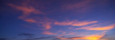 Sabah gökyüzü parlak altın bir gökyüzü gibi görünüyordu. Gündoğumu çeşitli şekillerde bulutlarla süslenir. Güzel görünüyor..