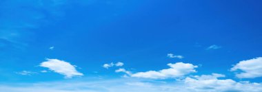 Mavi gökyüzünde hava bulutları. Metin ve tasarım için soyut biçim,