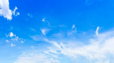 Mavi gökyüzü, bulutlar havada mavi bir zemin gibi mavi gökyüzü, mavi gökyüzünün doğası, sabahları bulutlar, mavi gökyüzü, beyaz, yumuşak bulutlar...