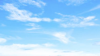 Mavi gökyüzünde hava bulutları. Havada mavi bir zemin. metin, tasarım, moda, ajanslar, web siteleri, blogcular, yayınlar, çevrimiçi pazarlamacılar, marka, model, animasyon için soyut biçim,