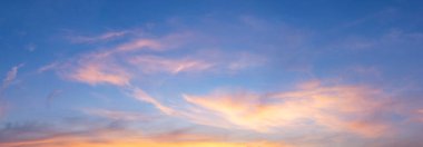 Sabah gökyüzü parlak altın bir gökyüzü gibi görünüyordu. Gündoğumu çeşitli şekillerde bulutlarla süslenir. Güzel görünüyor..