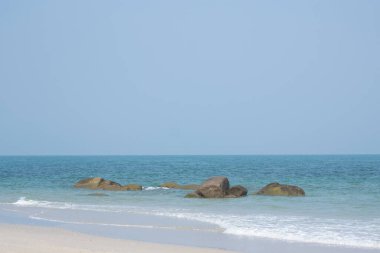 Kayaların etrafındaki turkuaz sular..