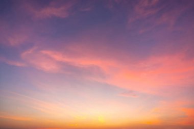 Sabah gökyüzü parlak altın bir gökyüzü gibi görünüyordu. Gündoğumu çeşitli şekillerde bulutlarla süslenir. Güzel görünüyor..