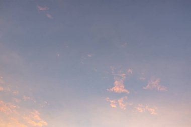 Sabah gökyüzü parlak altın bir gökyüzü gibi görünüyordu. Gündoğumu çeşitli şekillerde bulutlarla süslenir. Güzel görünüyor..