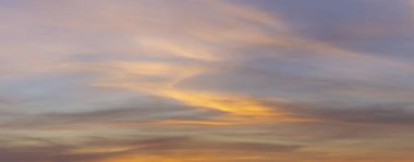 Sabah gökyüzü parlak altın bir gökyüzü gibi görünüyordu. Gündoğumu çeşitli şekillerde bulutlarla süslenir. Güzel görünüyor..