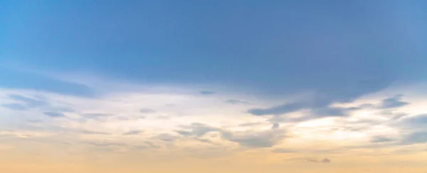 Ранкове Небо Виглядало Яскраве Золоте Небо Схід Сонця Прикрашений Хмарами — стокове фото