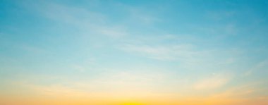 Sabah gökyüzü parlak altın bir gökyüzü gibi görünüyordu. Gündoğumu çeşitli şekillerde bulutlarla süslenir. Güzel görünüyor..