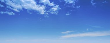 Mavi gökyüzünde hava bulutları. Havada mavi bir zemin. metin, tasarım, moda, ajanslar, web siteleri, blogcular, yayınlar, çevrimiçi pazarlamacılar, marka, model, animasyon için soyut biçim,