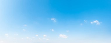 Mavi gökyüzünde hava bulutları. Havada mavi bir zemin. metin, tasarım, moda, ajanslar, web siteleri, blogcular, yayınlar, çevrimiçi pazarlamacılar, marka, model, animasyon için soyut biçim,