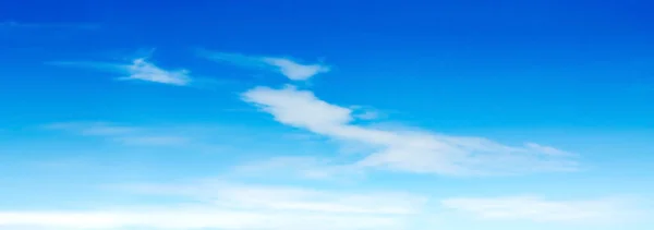 Cielo Azul Nubes Blancas Flotaban Cielo Día Claro Con Sol —  Fotos de Stock