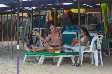 Hua Hin, Tayland, 27 Aralık 2020, Hua Hin Sahili 'ndeki bir deniz ürünleri restoranında trambolinde dinlenen orta yaşlı bir erkek ve kadın turist. Coronavirüs.