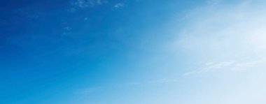 Mavi gökyüzü ve beyaz bulutlar açık bir günde gökyüzünde süzüldü. Sıcak güneş ışığı ve serin bir esinti birleşerek vücuda doğru esiyordu. Bu da cennet gibi mucizevi bir ferahlamayla sonuçlandı.