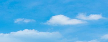 Mavi gökyüzünde hava bulutları. Havada mavi bir zemin. metin, tasarım, moda, ajanslar, web siteleri, blogcular, yayınlar, çevrimiçi pazarlamacılar, marka, model, animasyon için soyut biçim,