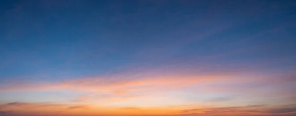 Morgonhimlen Såg Som Ljus Gyllene Himmel Soluppgången Dekorerad Med Moln Royaltyfria Stockbilder