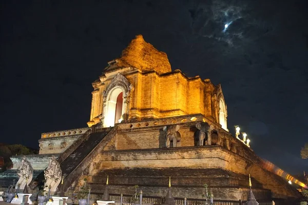 Wat Chedi Luang Templo Chiang Mai Thailand Con Una Luz —  Fotos de Stock