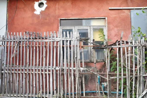 Zementmauer Und Holz Straßenrand — Stockfoto