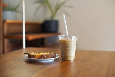 Ekmekle servis edilen buzlu Latte.