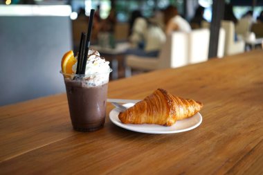 Kruvasanla servis edilen buzlu çikolata.