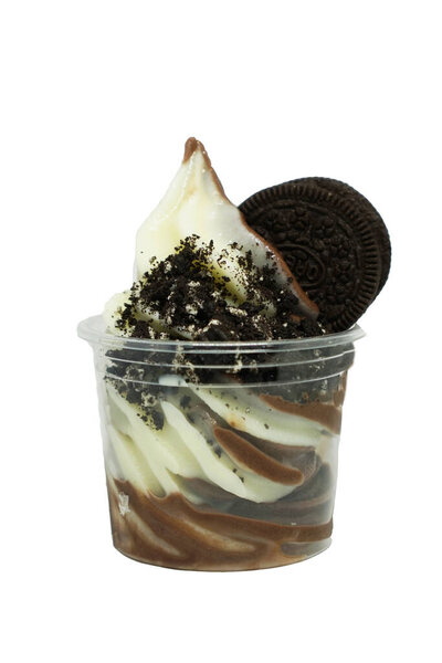 мягкое мороженое в чашке с начинкой
